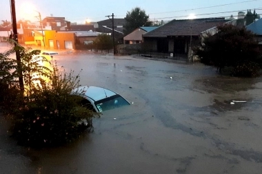 Temporal en Bahía Blanca: fallecieron seis personas y el Gobierno bonaerense envía asistencia a los afectados