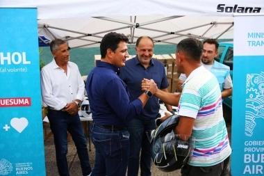 Marinucci y Garate entregaron cascos en Tres Arroyos para potenciar la seguridad vial