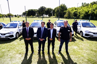Kicillof se reunió con un intendente opositor y entregó 10 móviles para reforzar la seguridad local