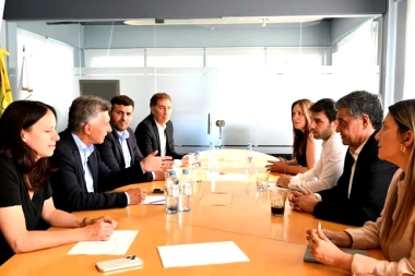 Macri reunió a la cúpula del PRO, cedió y aceptó una fusión electoral con los libertarios en la Provincia