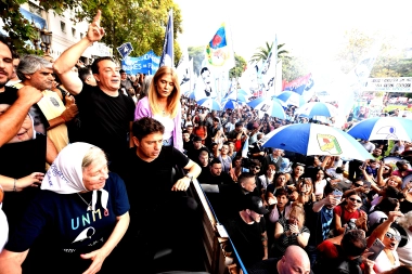 Kicillof participó de la marcha por el 24M y apuntó a Milei: “Hay una multitud que no responde a las provocaciones”