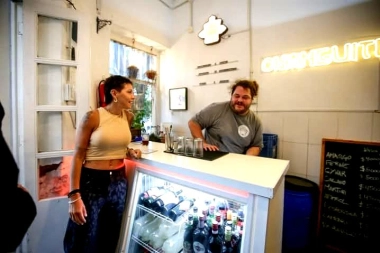 Quilmes: Mayra Mendoza entregó certificado de habilitación a local gastronómico Changuito