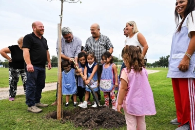 Junto al ministro Javier Rodríguez, Wischnivetzky encabezó una plantación sostenible en Mar Chiquita