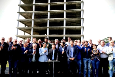 Junto a intendentes, Kicillof recordó los 500 días sin obra pública nacional: “Es una decisión criminal”