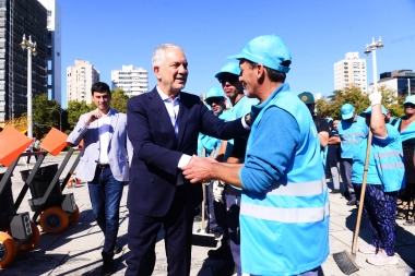 Operativo de limpieza de hojas: con nuevos camiones, Alak presentó el Plan Otoño 2025 en La Plata