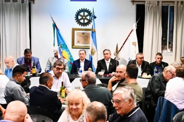 Junto a autoridades y miembros fundadores, Gray participó del 45º aniversario del Rotary Club Luis Guillón
