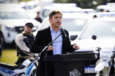 Kicillof entregó vehículos de seguridad a La Matanza y se acordó de Milei: “Esto no es marketing”