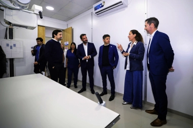 Kicillof visitó Escobar para entregar equipo de salud y apuntó contra los recortes de Milei