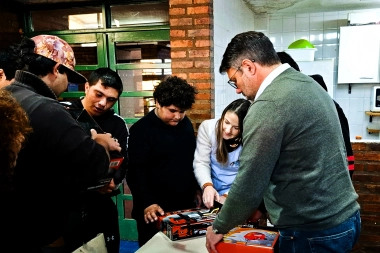 Para propuestas sociales: Hourcade entregó nuevas herramientas a una escuela de Magdalena