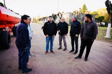 Egüen entregó vehículos en Valdés para “saldar una deuda a localidades del interior”
