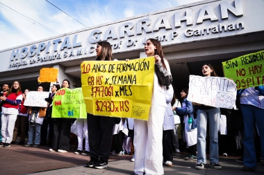 Sin resolver la cuestión salarial, Milei le descontará los días de paro a los médicos del Garrahan