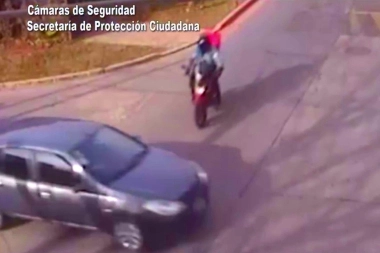 Quería llegar con la pizza caliente, chocó con un auto y se quedó sin propinas