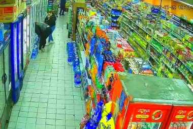 Alerta supermercados: durante un raid, mecheras robaron 300 mil pesos en quesos, café y chocolates