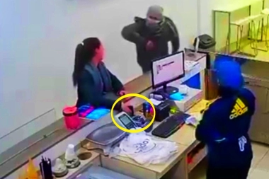 Mar del Plata infeliz: encapuchado golpeó a clienta durante el robo a una heladería