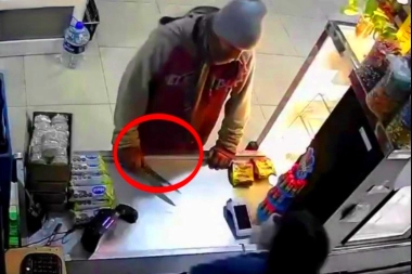 Empleada de un supermercado echó al ladrón que la amenazó con una cuchilla de carnicero