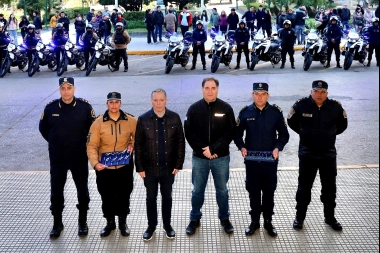 Gray y el ministro Alonso entregaron 20 motos para reforzar la seguridad en Esteban Echeverría