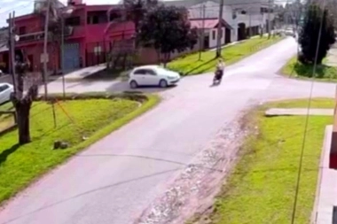 Choque y fuga en La Plata: buscan a un conductor que atropelló a un motociclista y lo abandonó