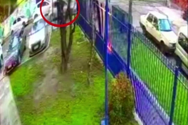 Llegaba a la casa con las pequeñas hijas y le cruzaron el auto para robarla en Tres de Febrero