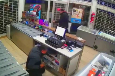 En Ituzaingó, experimentados ladrones robaron una heladería y se despidieron del delivery