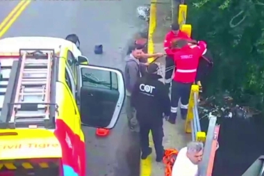En Tigre rescataron a adolescentes que navegaban el Reconquista y quedaron atrapados bajo un puente