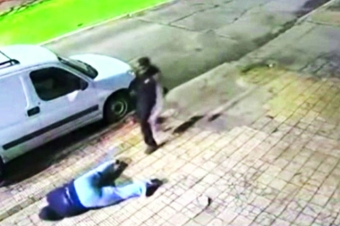 "Dale un tiro": salvajes motochorros golpearon y arrastraron por la acera a una joven de La Plata