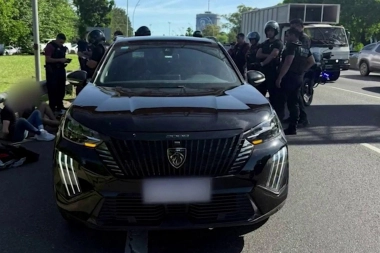 Delincuentes que circulaban en un auto robado fueron perseguidos y detenidos en la Avenida Gral. Paz
