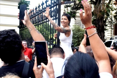 Mayra Mendoza juró como diputada provincial, reivindicó “la lealtad” y picó la interna peronista