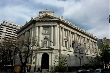 Caos en la Legislatura: militantes libertarios y peronistas se enfrentaron en pleno centro de La Plata