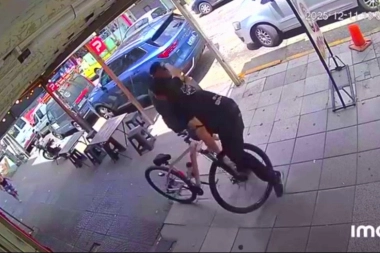 Salió sin fritas: empleado de una hamburguesería le dio "un bife" a un ladrón e impidió un robo