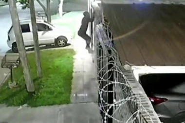 Increíble robo en San Isidro: trepó un paredón y se robó un tender con ropa colgada
