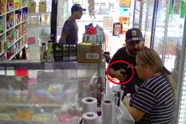 Terror durante un asalto en un almacén de Lanús: "Si colaboran no les va a pasar nada"