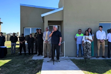 Alegre entregó las 12 viviendas construidas para personal policial de General Villegas