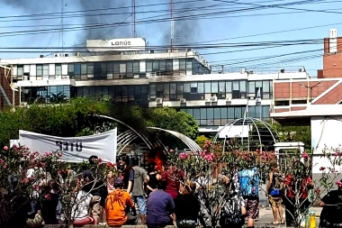 Amenazas, tensión y un árbol de Navidad en llamas: Grabois activó protestas en otro municipio de La Cámpora