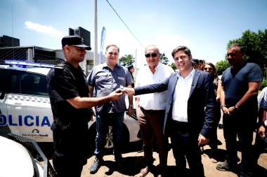 Kicillof salta la grieta para apostar al dialogismo: visitó a dos intendentes de la UCR y entregó viviendas