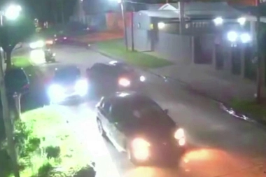 Le cruzaron dos autos, escapó marcha atrás y por poco no atropelló a un motociclista