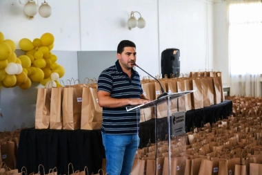 Egüen entregó 1.180 bolsas navideñas a empleados municipales de 25 de Mayo