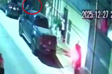 Un hombre y el padre jubilado fueron arrojados al piso por motochorros que les robaron la 4 x 4