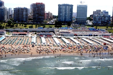 Playas cercadas en Mar del Plata: carpas vacías y menos arena en la orilla pública