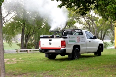 El municipio de Roque Pérez refuerza la prevención del dengue con repelentes fabricados por la UNLP