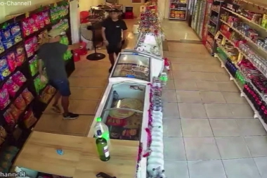 Se presentó como cliente, saltó una heladera y robó la recaudación de un almacén en Berazategui