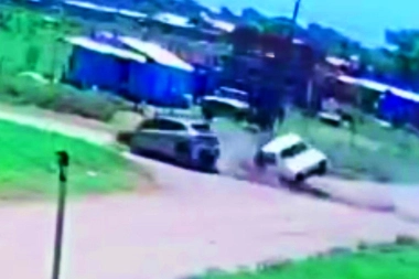 Casi los vuelca: pareja viajaba con dos niños pequeños y fue chocada por un sujeto que se fugó