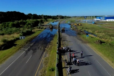 Caos por derrame cloacal en Pinamar: inundó la Ruta 11 y estalló la bronca de turistas