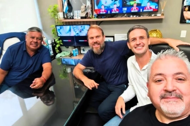 Tapia se muestra con intendentes bonaerenses peronistas para reforzar su respaldo político