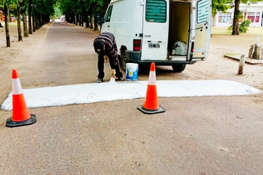 Seguridad vial: 25 de Mayo continúa con la refacción de reductores de velocidad en espacios públicos
