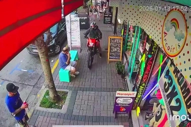 En la zona comercial y durante la hora pico, motochorros aceleró por la acera y le robó a un hombre