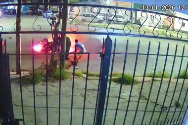 Choque de motos e incendio en Lanús: dos involucrados están graves y otro murió en el acto