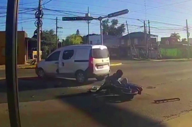 Motociclista sin registro chocó una camioneta y acabó en el hospital de Gral. Pacheco