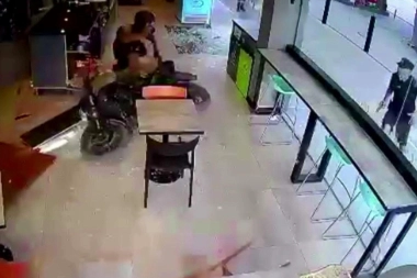 Policías rodearon a una pareja que intentó escapar pero chocó y destrozó el bar de una estación de servicio