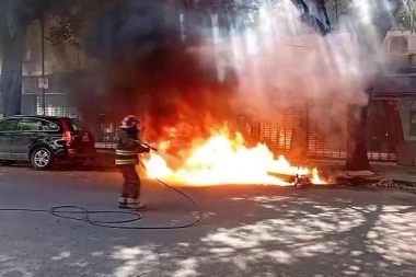 Detuvieron a un pirómano en el centro de La Plata: en pocos minutos provocó siete incendios