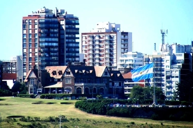 Indignación y burlas: Mar del Plata izó la primera bandera argentina “simple faz”